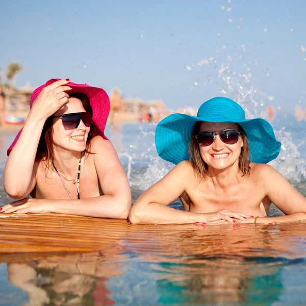 Két vidám fiatal lányok a strandon — Stock Fotó