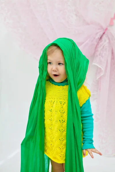 Liten flicka med grön scarf på huvudet — Stockfoto