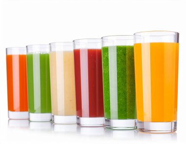 Renkli çeşitlilikte taze meyve, sebze suyu ya da meyve püresiyle dolu bir sıra bardak. Sağlıklı beslenme, detoks ve taze içecekler için bir konsept.