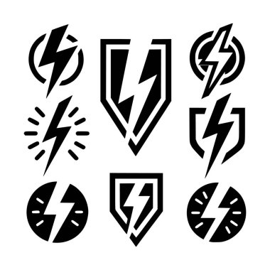 Dairesel, kalkan ve rozet şekilleri de dahil olmak üzere çeşitli stillerde siyah ve beyaz yıldırımlar ve enerji sembollerinden oluşan çok yönlü bir koleksiyon.
