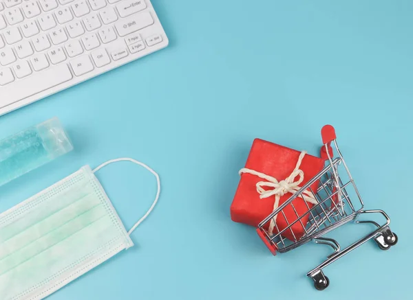 Vista Superior Disposición Plana Caja Regalo Roja Carrito Compra Teclado — Foto de Stock