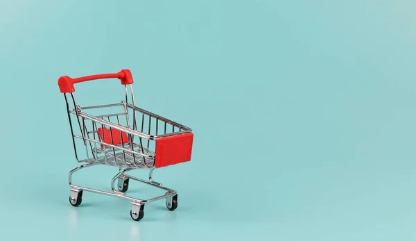 Vista Frontal Del Carrito Compras Vacío Sobre Fondo Azul Con —  Fotos de Stock