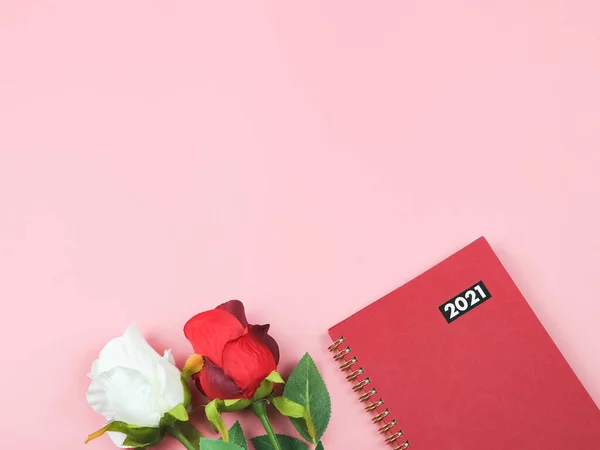 Vista Superior Plano Rojo 2021 Diario Planificador Rosas Rojas Blancas — Foto de Stock