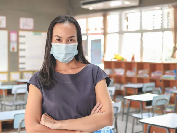 Portrait Une Enseignante Asiatique Portant Masque Protecteur Debout Dans Une — Photo