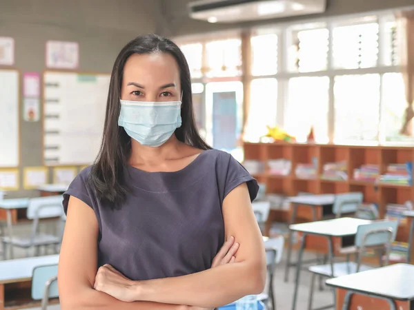 Retrato Una Maestra Asiática Con Mascarilla Protectora Pie Aula Vacía —  Fotos de Stock