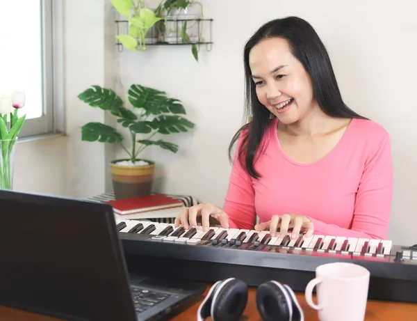 Πορτρέτο Της Ασίας Γυναίκα Μάθηση Μάθημα Μουσικής Απευθείας Σύνδεση Παίζοντας — Φωτογραφία Αρχείου