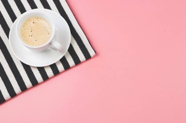 Üst görünüm veya düz kahve fincanı üzerinde siyah beyaz çizgiler üzerinde fotokopi alanı ile pembe arkaplan.