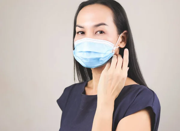 Närbild Asiatisk Kvinna Som Bär Medicinsk Eller Kirurgisk Ansiktsmask Som — Stockfoto