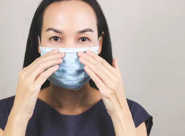 Närbild Asiatisk Kvinna Som Bär Medicinsk Eller Kirurgisk Ansiktsmask Och — Stockfoto