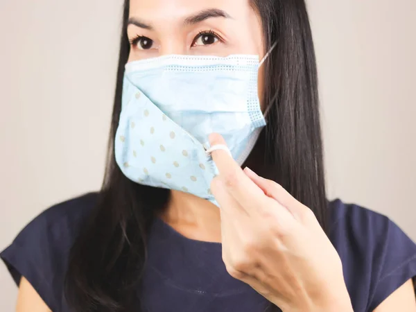 Närbild Asiatisk Kvinna Klädd Blå Prickig Tygmask Medicinsk Ansiktsmask För — Stockfoto