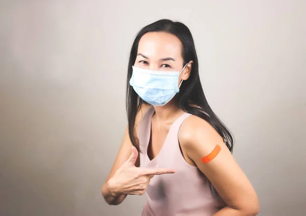 Porträtt Vaccinerad Asiatisk Kvinna Med Medicinsk Ansiktsmask Peka Finger Vid — Stockfoto