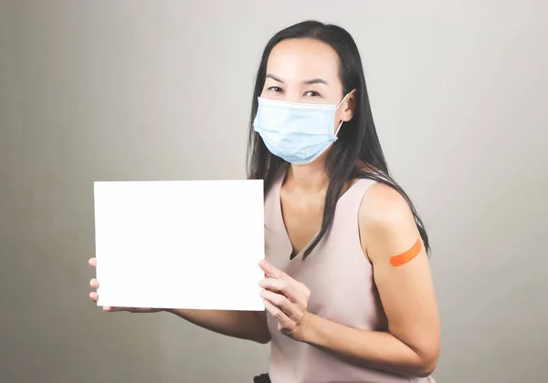 Porträtt Vaccinerad Asiatisk Kvinna Bär Medicinsk Ansiktsmask Har Plåster Bandage — Stockfoto