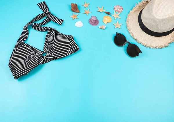 Vista Superior Plano Bikini Sombrero Paja Gafas Sol Conchas Mar — Foto de Stock