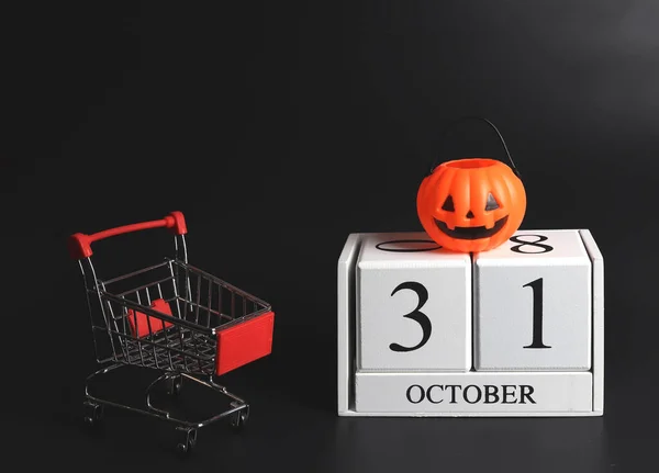 Front View Wooden Calendar October Plastic Halloween Pumpkin Shopping Cart — Stock Photo, Image