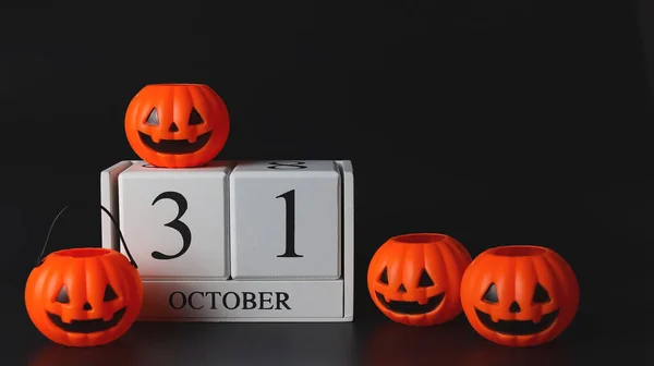 Πρόσοψη Του Ξύλινου Ημερολογίου Οκτωβρίου Πλαστικές Κολοκύθες Halloween Μαύρο Φόντο — Φωτογραφία Αρχείου