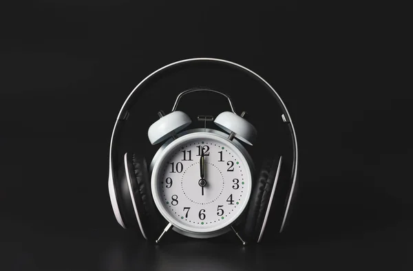 Μπροστά Όψη Του Λευκού Vintage Ξυπνητήρι Δείχνουν Ώρα Κάλυψη Ακουστικά — Φωτογραφία Αρχείου