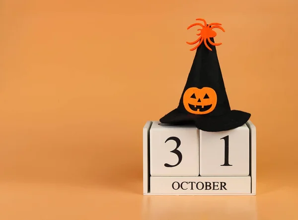 Vista Frontale Del Calendario Legno Ottobre Cappello Strega Halloween Decorato — Foto Stock