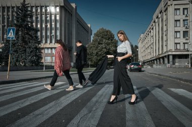 ZAPOROZHYE, UKRAINE - 25 EYLÜL 2020: Halkın yaya geçidi caddesi iş kızı