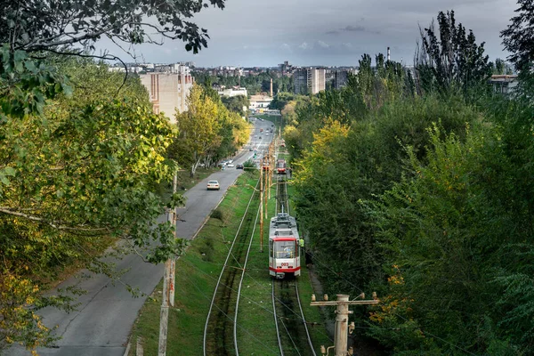 가을철에 있는 도시 풍경이 다리 밑을 지나고 있다 — 스톡 사진