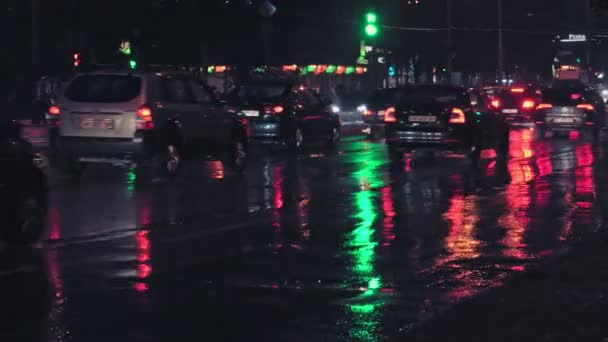 Estrada n a cidade à noite chuva pesada carros de asfalto molhados passar ao longo da rua — Vídeo de Stock