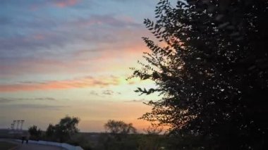 Akşam üstü gökyüzü parlak renkler