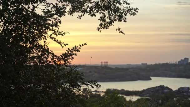 Landschap in de avond in de stad mooie heldere kleuren in de lucht, wolken van de rivier en kliffen — Stockvideo