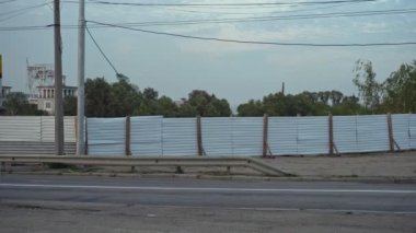 Araba trafiği gökyüzüne ve çitlere karşı