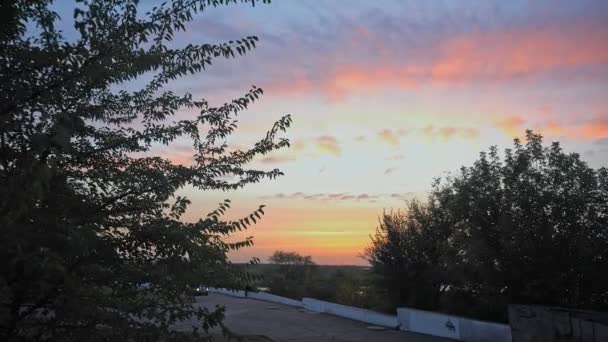 Vista do pôr do sol da noite na cidade de belas cores no céu — Vídeo de Stock