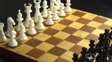 Beyaz satrançta oyuna başlar ilk hamle e2 e4