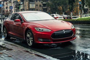 Tesla Otomotiv Sokağı Kırmızı