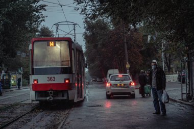 Maskeli adamı durdurun.