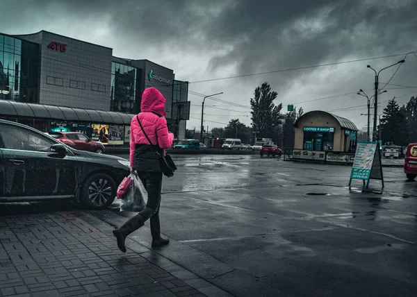 Stadt Regen Straße Wolken Mädchen — Stockfoto