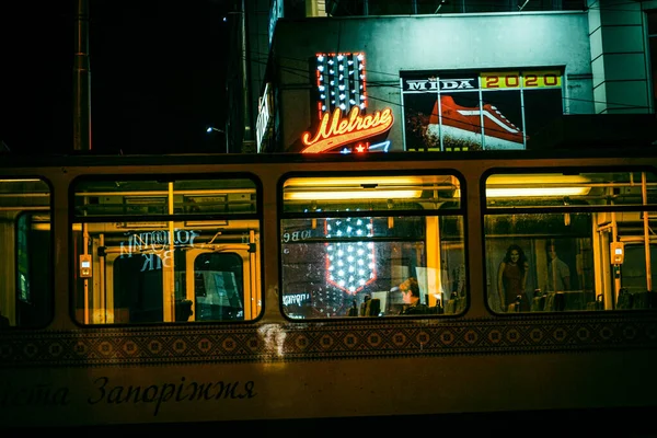 Cidade Noite Vitrines Bonde — Fotografia de Stock