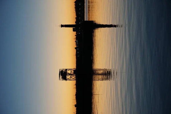 Paysage nocturne de la ville rivière coucher de soleil — Photo