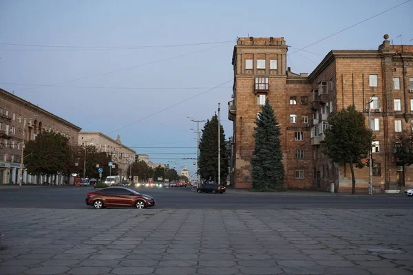 ZAPOROZHYE, UKRAINE - 25. SEPTEMBER 2020: City Street Building Auto Himmel — Stockfoto