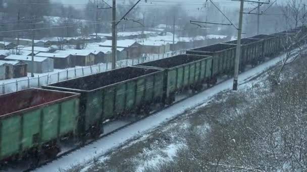 ZAPOROZHYE, UCRÂNIA - FEVEREIRO 18, 2021: l snowfall passes freight train — Vídeo de Stock