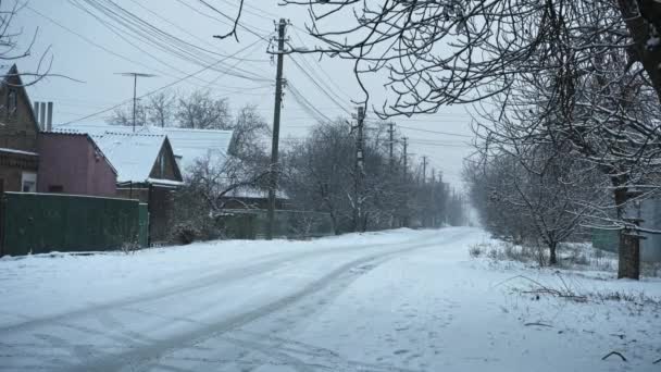 Besneeuwd winterlandschap verlaten straat in een klein stadje — Stockvideo