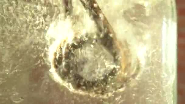 구리로 만든 끓는 물 전기 히터 — 비디오