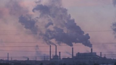 Akşamüstü endüstriyel şehirde çelik fabrikalarının güçlü emisyonları