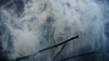 Ateşten gelen güçlü duman