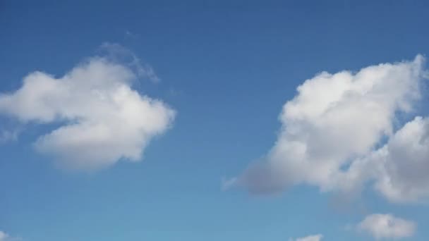 Timelapse witte wolken op een blauwe achtergrond van heldere lucht — Stockvideo