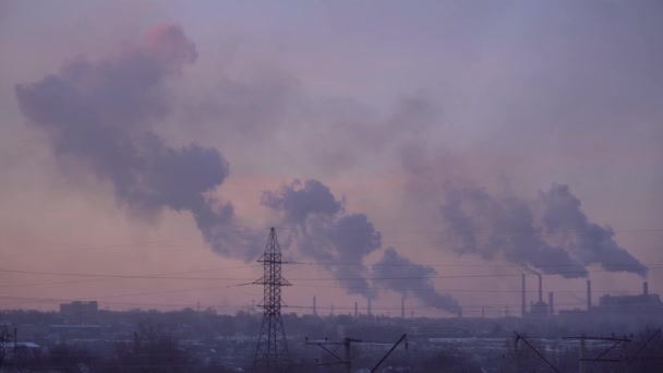 Загрязнение окружающей среды, промышленные металлургические заводы, плохая экология, ущерб здоровью, тяжелый дым от труб заводов, закат в небе вечером — стоковое видео