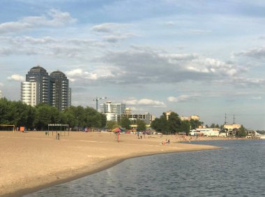 ZAPOROZHYE, UKRAINE - 15 Haziran 2020: Şehrin nehir kıyısındaki boş bir sahil manzarası