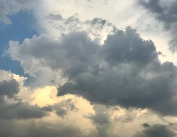 Céu Após Chuva Nuvens Nuvens Sol Luz — Fotografia de Stock