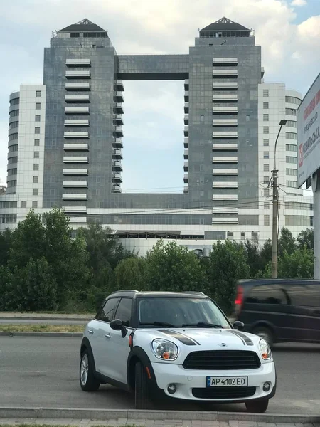 Zaporozhye Ukraine Juni 2020 Auto Auf Dem Parkplatz Gebäude Zwillinge — Stockfoto