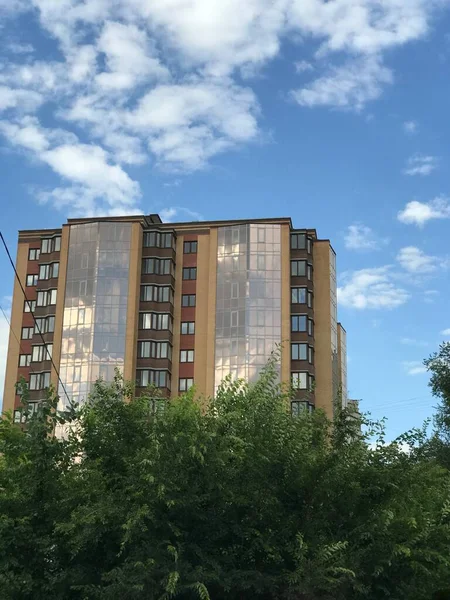 Zaporozhye Ucrânia Junho 2020 Construção Edifícios Altos Cidade Contra Céu — Fotografia de Stock