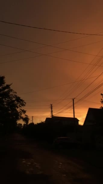 Vertikal video, solnedgång orange himmel silhuetter av hus — Stockvideo