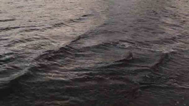 Hintergrund Textur dunkles Wasser im Fluss — Stockvideo