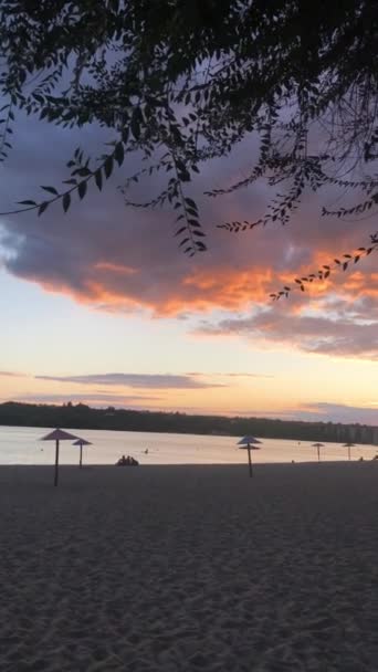 Schöner Himmel Sonnenuntergang Fluss leerer Strand am Abend in der Stadt — Stockvideo