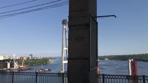 Pohled z okna autobusu na mostě přes řeku — Stock video